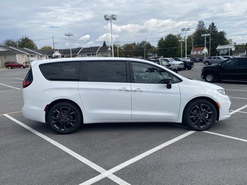 New 2026 Chrysler Pacifica Select image 9