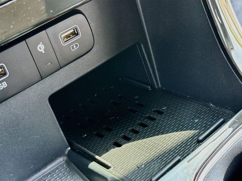 Used 2024 Kia Carnival EX FWD image 19
