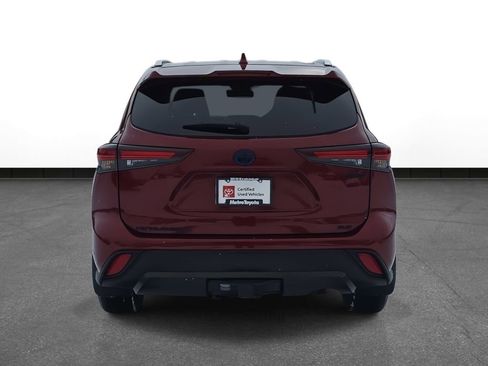 Certified 2024 Toyota Highlander XLE image 7