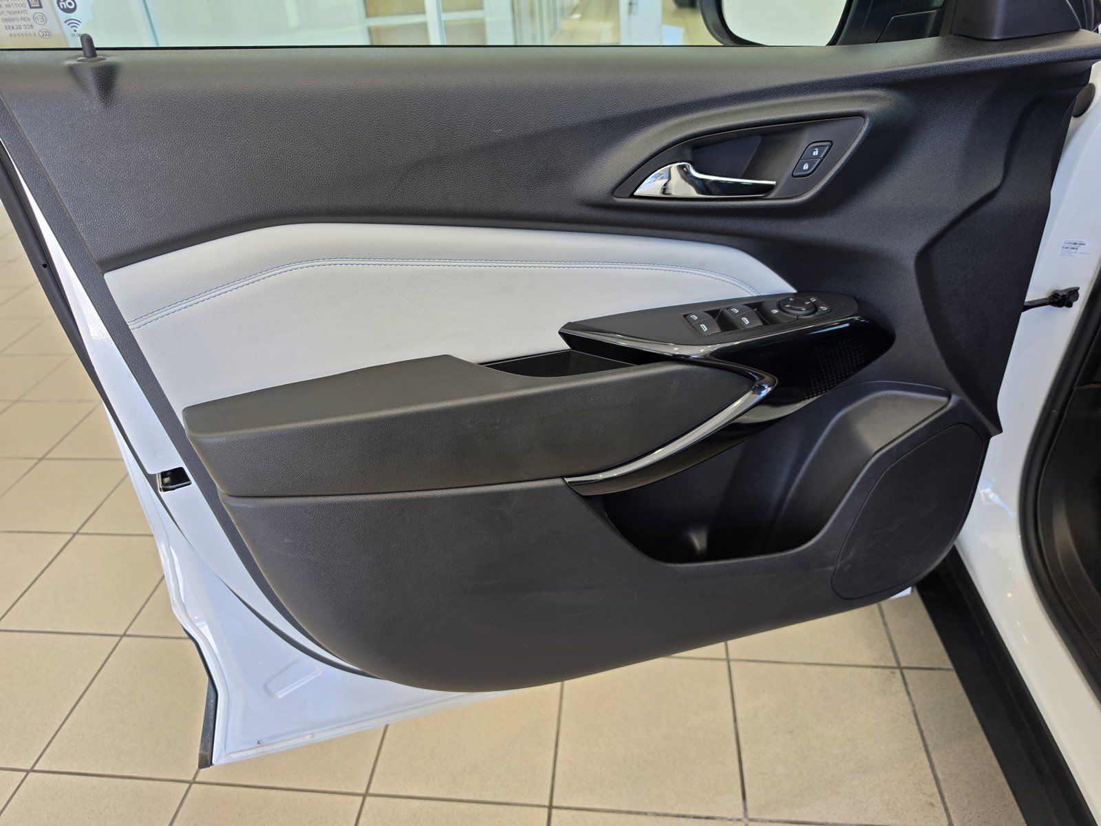 Used 2025 Chevrolet Trax LT FWD image 24