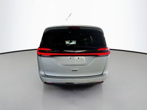 Used 2024 Chrysler Pacifica Touring-L FWD image 7