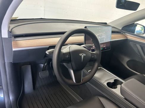 Used 2024 Tesla Model Y Long Range RWD image 2