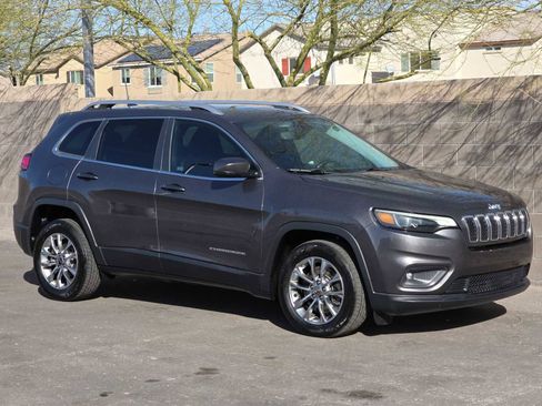 Used 2019 Jeep Cherokee Latitude Plus w/ Comfort/Convenience Group image 3