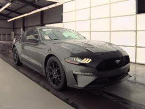Used 2018 Ford Mustang Coupe RWD image 5