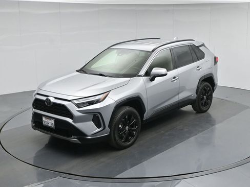Used 2025 Toyota RAV4 SE image 39