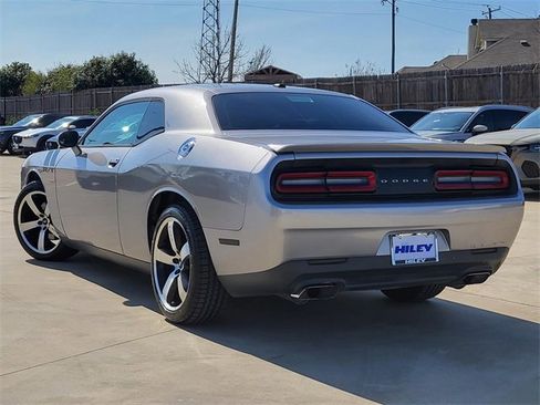 Used 2017 Dodge Challenger R/T image 3
