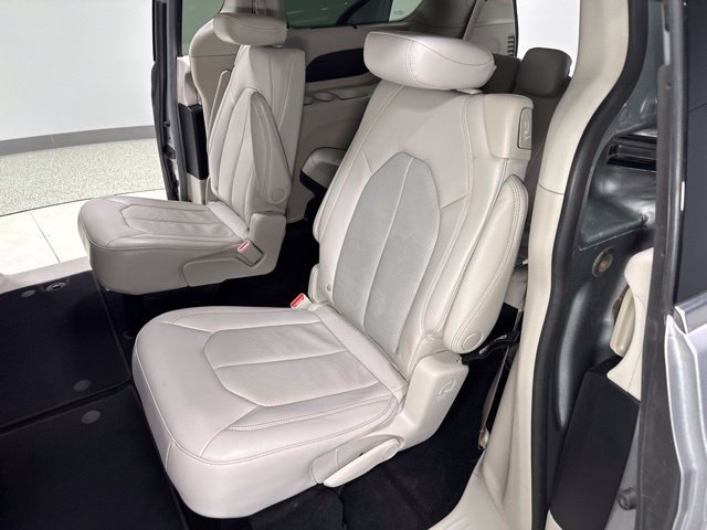 Used 2021 Chrysler Pacifica Touring-L FWD image 2