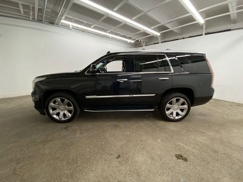 Used 2019 Cadillac Escalade Luxury image 3