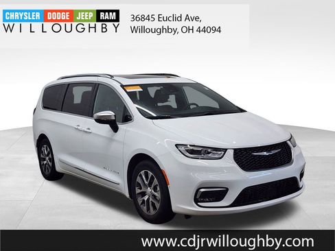 Used 2025 Chrysler Pacifica Pinnacle image 3