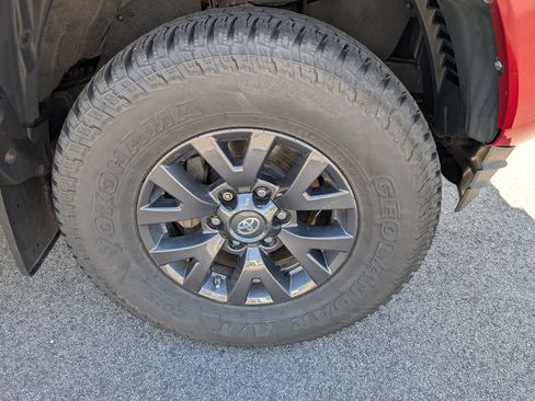 Used 2020 Toyota Tacoma SR5 AWD/4WD image 11
