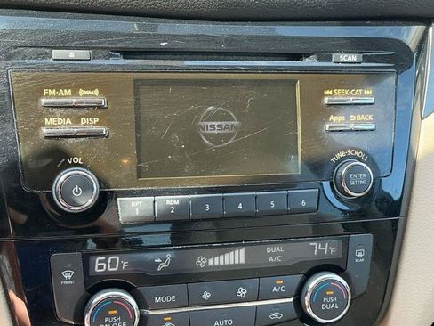 Used 2016 Nissan Rogue SV FWD image 12