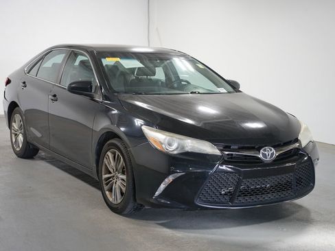 Used 2015 Toyota Camry SE FWD image 3