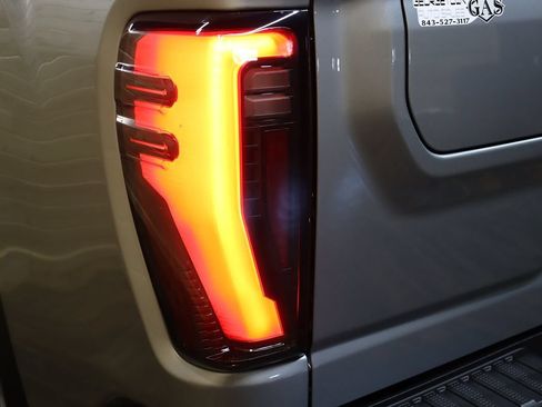 Used 2025 GMC Sierra 2500 AT4 w/ AT4 Preferred Package AWD/4WD image 29