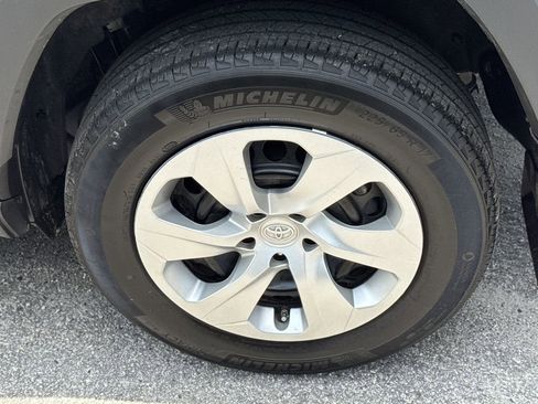 Used 2022 Toyota RAV4 LE image 19