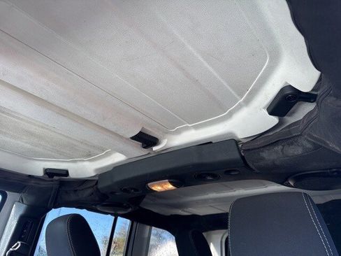 Used 2015 Jeep Wrangler Unlimited Rubicon w/ Connectivity Group image 18