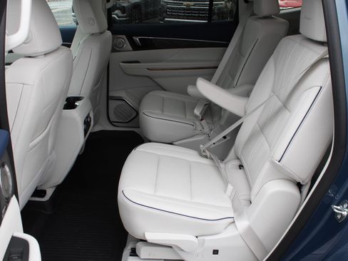 Used 2025 Buick Enclave Avenir w/ LPO, Floor Liner Package AWD/4WD image 17