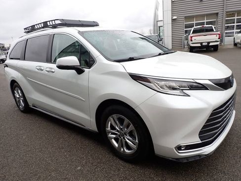Used 2022 Toyota Sienna Limited image 10