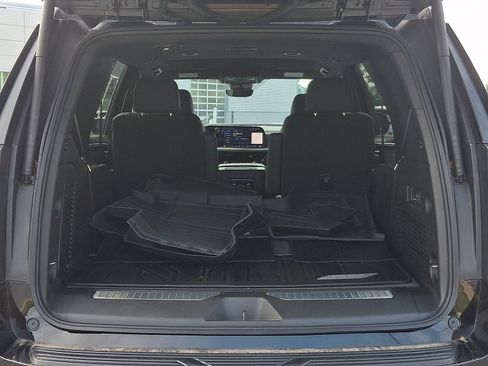 Used 2025 Chevrolet Tahoe High Country AWD/4WD image 32
