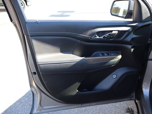 Used 2023 GMC Acadia SLE w/ Driver Convenience Package image 10