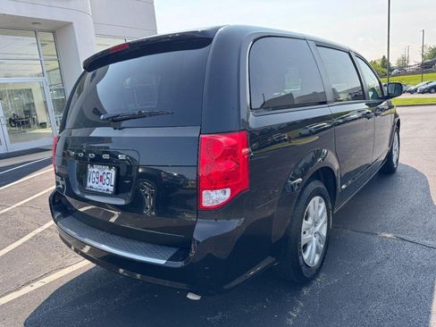 Used 2019 Dodge Grand Caravan SE w/ UConnect Hands-Free Group FWD image 3