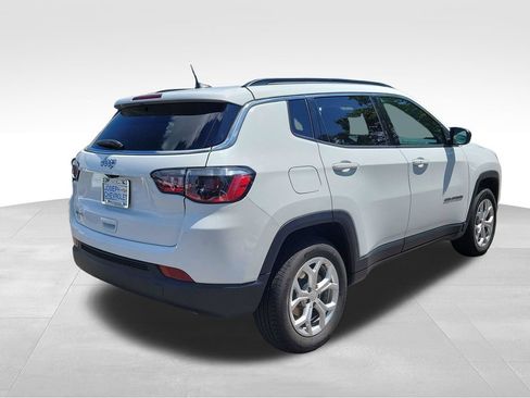 Used 2024 Jeep Compass Latitude AWD/4WD image 4