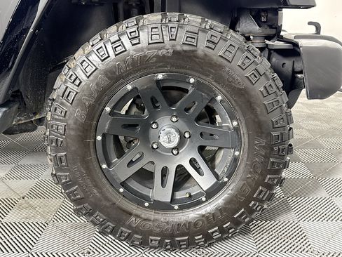 Used 2017 Jeep Wrangler Unlimited Sahara w/ Dual Top Group image 29