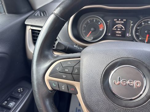 Used 2016 Jeep Cherokee Latitude AWD/4WD image 39