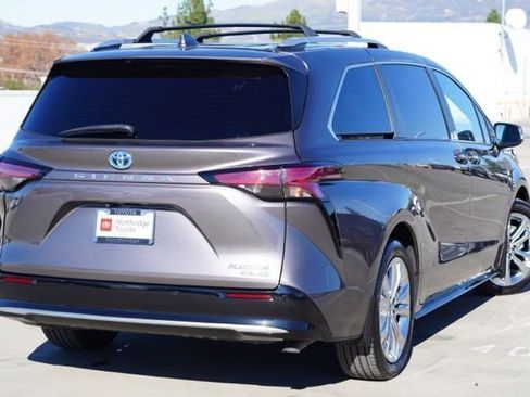 Certified 2023 Toyota Sienna Platinum image 7