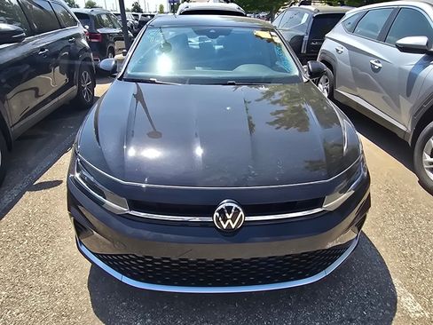 Used 2025 Volkswagen Jetta SE w/ Sunroof Package FWD image 19