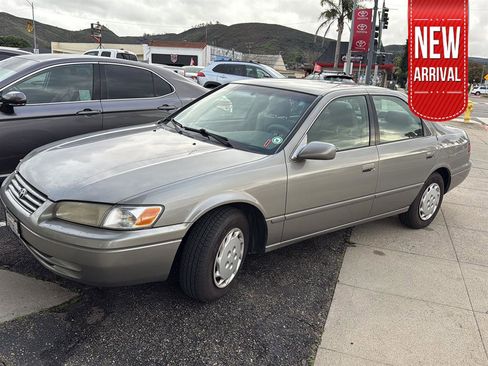 Used 1999 Toyota Camry XLE image 1