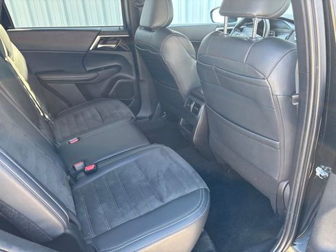 Used 2024 Mitsubishi Outlander SE image 37