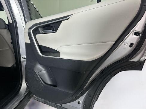 Used 2021 Toyota RAV4 XLE Premium FWD image 31