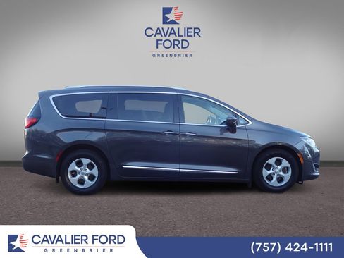 Used 2017 Chrysler Pacifica Touring-L Plus FWD image 2