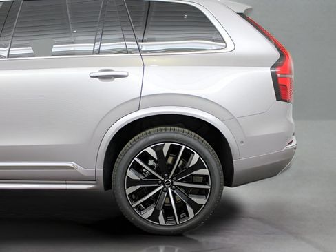 Used 2026 Volvo XC90 B5 Plus w/ Protection Package Premier AWD/4WD image 33