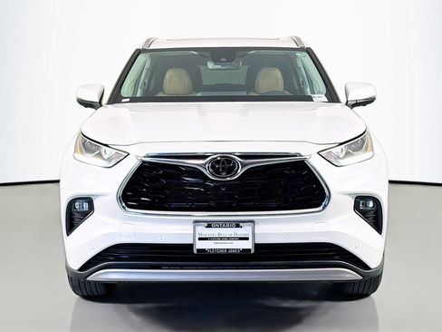 Used 2025 Toyota Highlander Limited AWD/4WD image 3