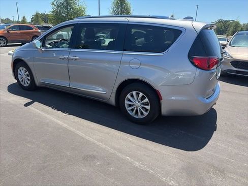 Used 2019 Chrysler Pacifica Touring-L FWD image 4