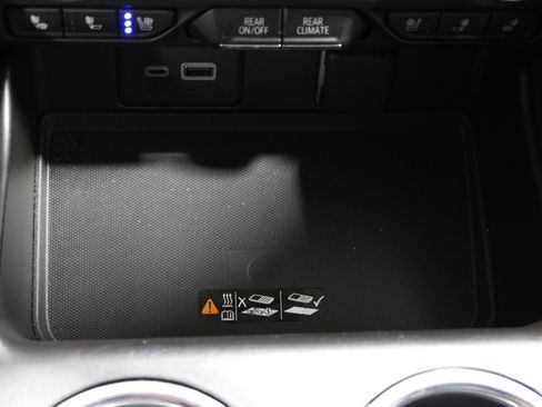 Used 2024 Chevrolet Suburban High Country w/ Advanced Technology Package AWD/4WD image 23