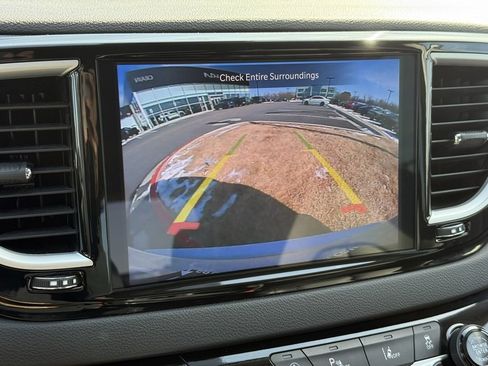 Used 2024 Chrysler Pacifica Touring-L image 17