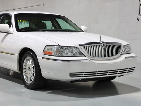 Used 2008 Lincoln Town Car Signature Limited RWD image 40