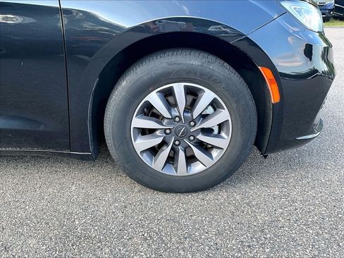 Used 2023 Chrysler Pacifica Touring-L FWD image 7