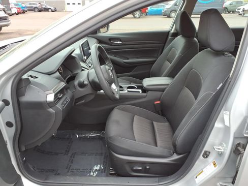 Used 2024 Nissan Altima 2.5 SV FWD image 11