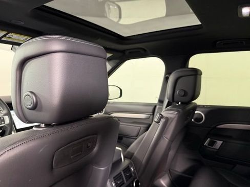 Certified 2025 Land Rover Discovery Dynamic SE AWD/4WD image 17