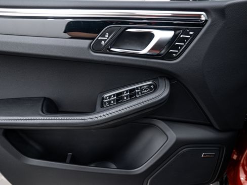Certified 2025 Porsche Macan Turbo image 17