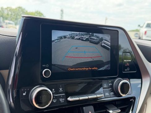 Used 2023 Toyota Highlander XLE FWD image 23
