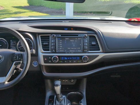Used 2019 Toyota Highlander Limited Platinum AWD/4WD image 29