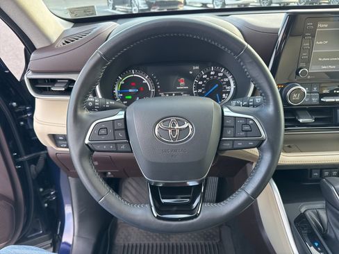 Used 2021 Toyota Highlander XLE image 32