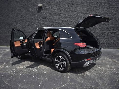 Used 2025 Mercedes-Benz GLC 350e 4MATIC image 9