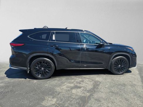 Used 2023 Toyota Highlander XSE FWD image 2