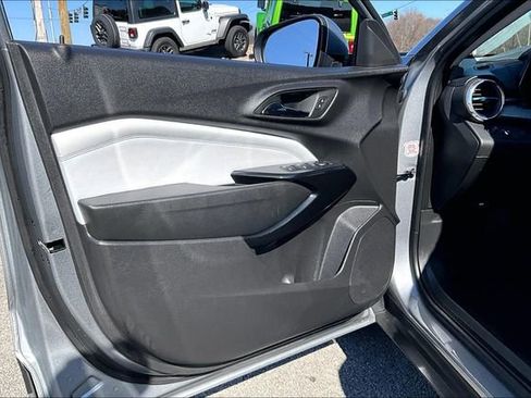 Used 2025 Chevrolet Trax LT w/ LT Convenience Package image 17