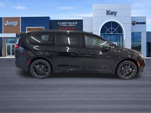 New 2026 Chrysler Pacifica Select w/ S Appearance Package image 8